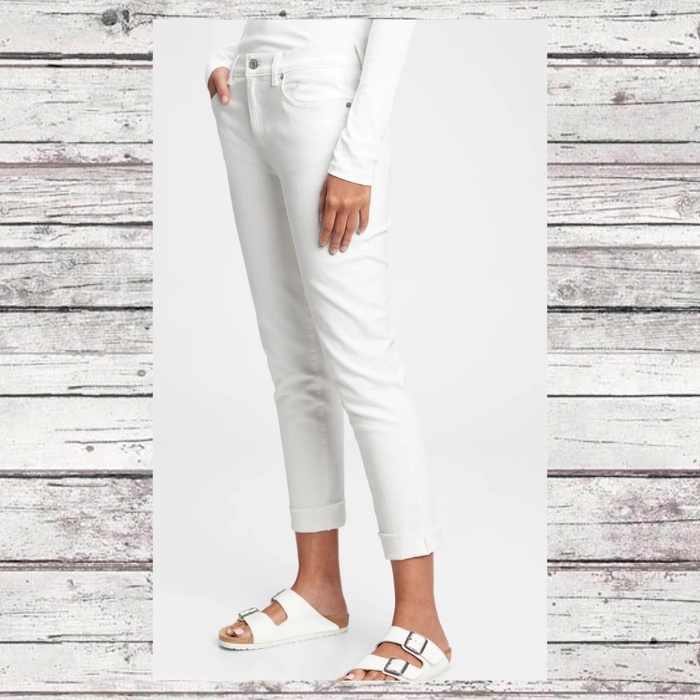 GAP GIRLFRIEND MID RISE JEANS IN WHITE NWT